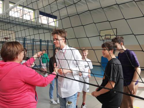 Dzień Dziecka w Pruszczu Gdańskim w 2022 roku zdjęcie przedstawia gry i zabawy podczas wydarzenia w Szkole Podstawowej nr 2 w Pruszczu Gdańskim